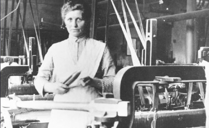 Väverskan Hanna Keller på Tuppens textilfabrik i Norrköping, 1910.