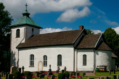 Kinneveds kyrka i Västergötland är en av de circa 3 000 medeltida kyrkor som finns i Sverige.