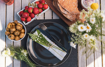 Typisk midsommarmat är sill, färskpotatis och jordgubbar.